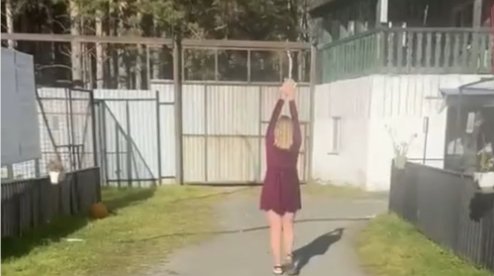 В Первоуральске посетительница обнажилась в мини-зоопарке